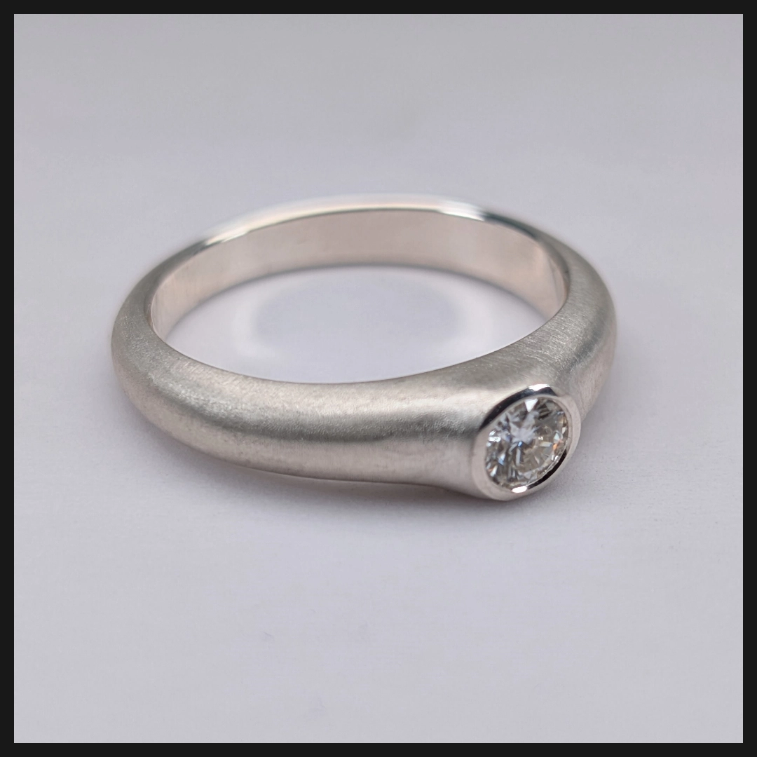 [000] - EXA - The Honoured Ring Ag — round - MOS - isometric_WEBp