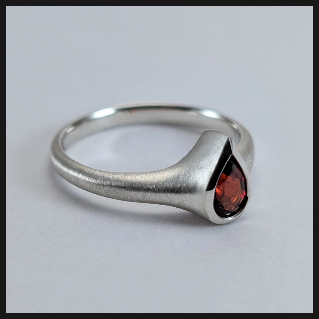 [011] - EXA - The Honoured Ring Ag — pear - GAR - isometric 1_WEBp